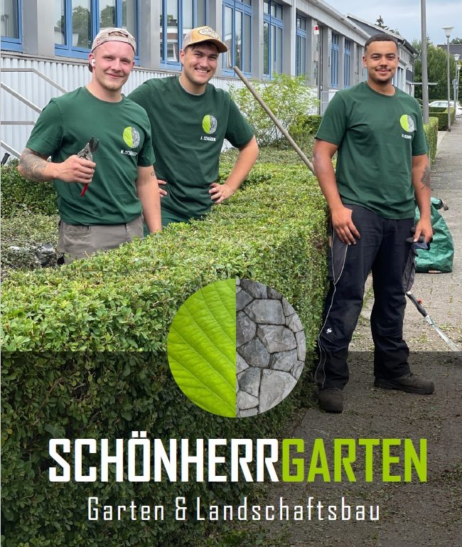 Drei Männer in grünen T-Shirts stehen neben einer Hecke mit Werkzeugen im Hintergrund.